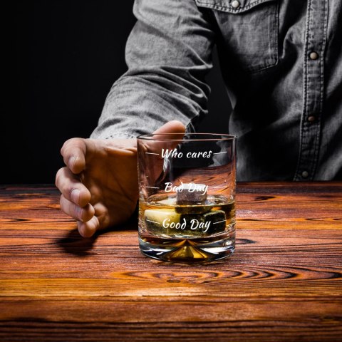 Etui na butelkę ze szklankami do whisky Who cares Etui na butelkę ze szklankami do whisky Who cares
