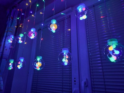 Lampki LED kurtyna kule wiszące świąteczne choinkowe 3m 108LED multikolor ze złączem 8 trybów świecenia Lampki LED kurtyna kule wiszące świąteczne choinkowe 3m 108LED multikolor ze złączem 8 trybów świecenia